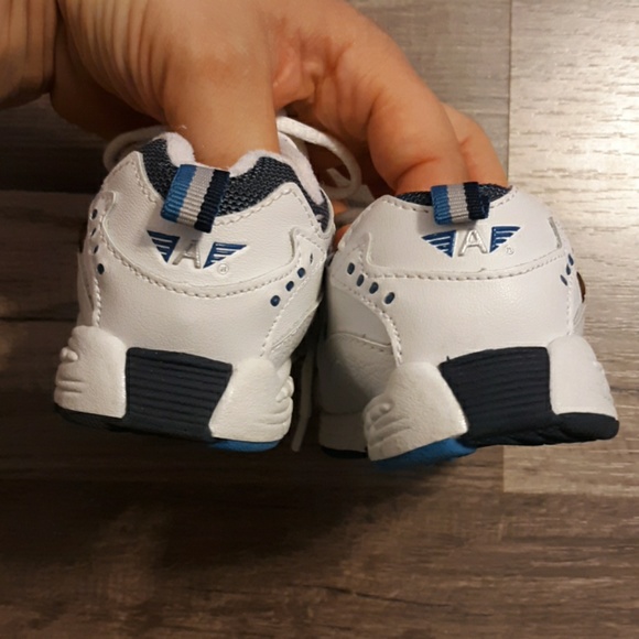 #528Buster Brown & Co. Airborne Sneakers. Size:5 - Picture 4 of 6